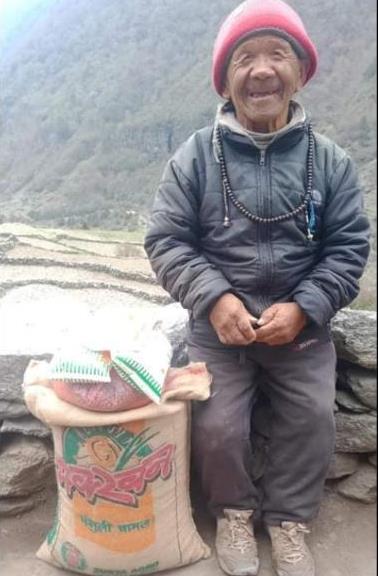 Yeshe Norbu in Nepal a portare cibo