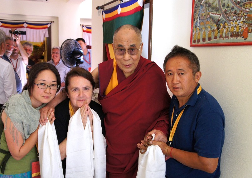 Il Dalai Lama e i volontari di Yeshe Norbu Onlus